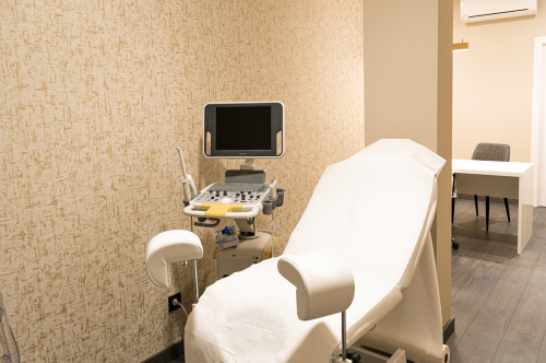 Camilla y ecografo Cl�nica EVA en San Cugat del Vall�s